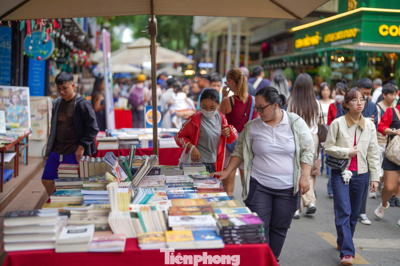 Giới trẻ TP HCM dạo phố s&aacute;ch, chụp h&igrave;nh check-in ng&agrave;y đầu năm- Ảnh 5.