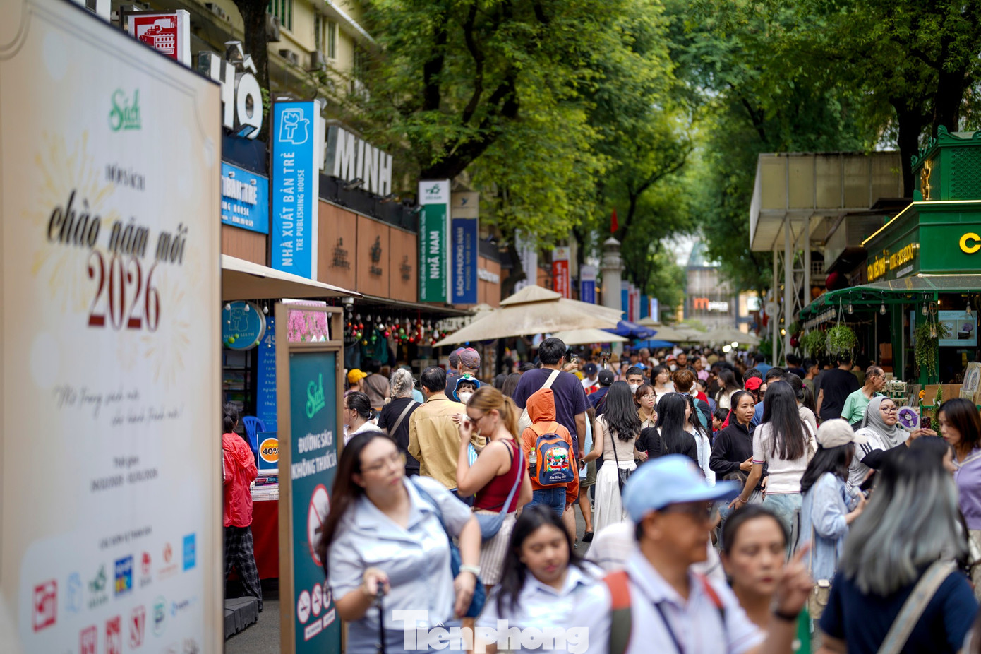 Giới trẻ TP HCM dạo phố s&aacute;ch, chụp h&igrave;nh check-in ng&agrave;y đầu năm- Ảnh 2.