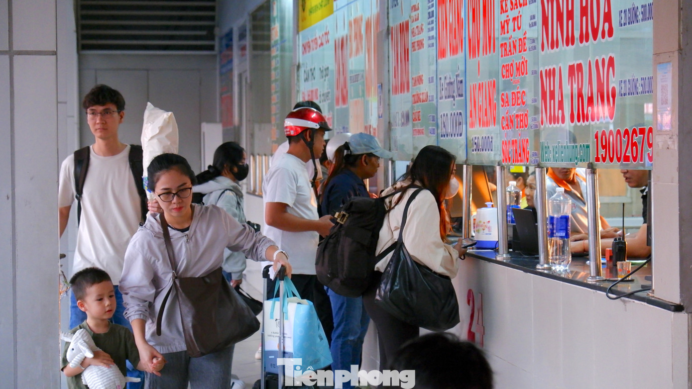 Người d&acirc;n lỉnh kỉnh đồ đạc rời TPHCM trong ng&agrave;y đầu năm mới- Ảnh 8.