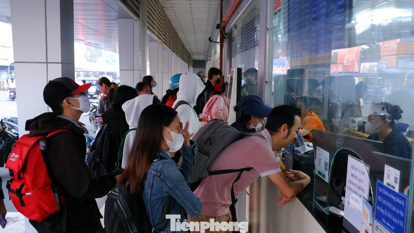 Người d&acirc;n lỉnh kỉnh đồ đạc rời TPHCM trong ng&agrave;y đầu năm mới- Ảnh 1.