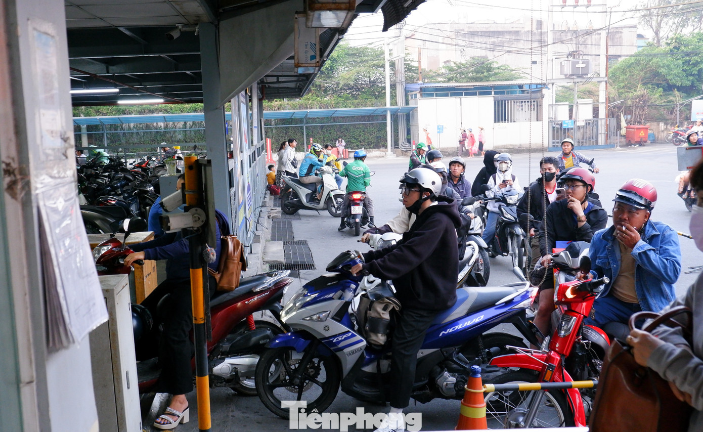 Người d&acirc;n lỉnh kỉnh đồ đạc rời TPHCM trong ng&agrave;y đầu năm mới- Ảnh 2.