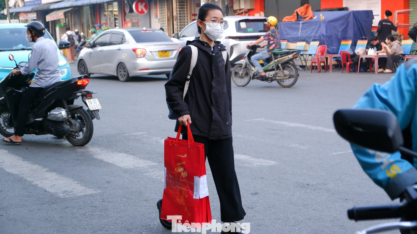 Người d&acirc;n lỉnh kỉnh đồ đạc rời TPHCM trong ng&agrave;y đầu năm mới- Ảnh 10.