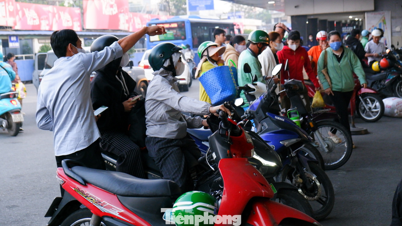 Người d&acirc;n lỉnh kỉnh đồ đạc rời TPHCM trong ng&agrave;y đầu năm mới- Ảnh 9.