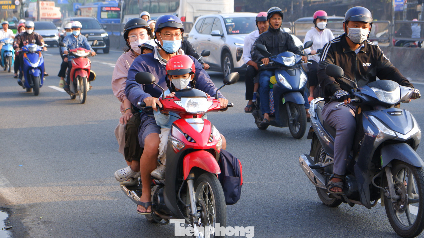 Người d&acirc;n lỉnh kỉnh đồ đạc rời TPHCM trong ng&agrave;y đầu năm mới- Ảnh 16.