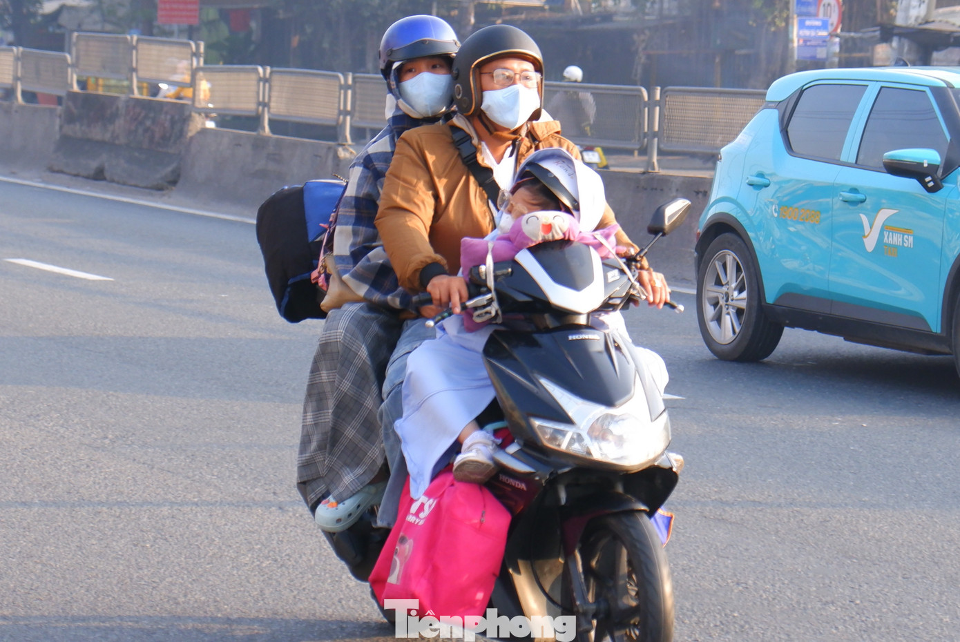 Người d&acirc;n lỉnh kỉnh đồ đạc rời TPHCM trong ng&agrave;y đầu năm mới- Ảnh 15.