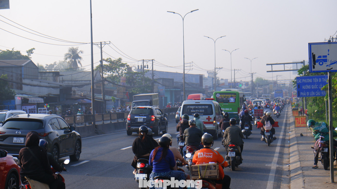 Người d&acirc;n lỉnh kỉnh đồ đạc rời TPHCM trong ng&agrave;y đầu năm mới- Ảnh 19.