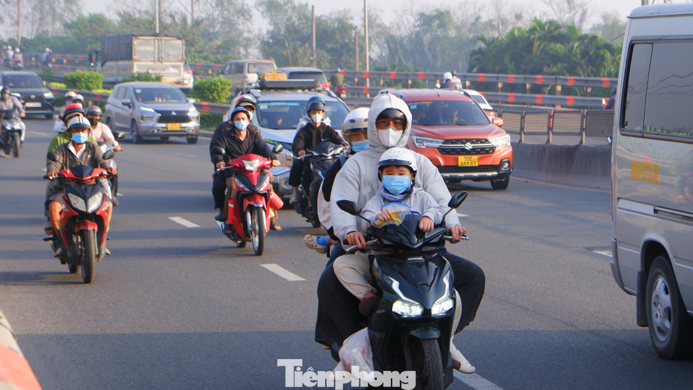 Người d&acirc;n lỉnh kỉnh đồ đạc rời TPHCM trong ng&agrave;y đầu năm mới- Ảnh 17.