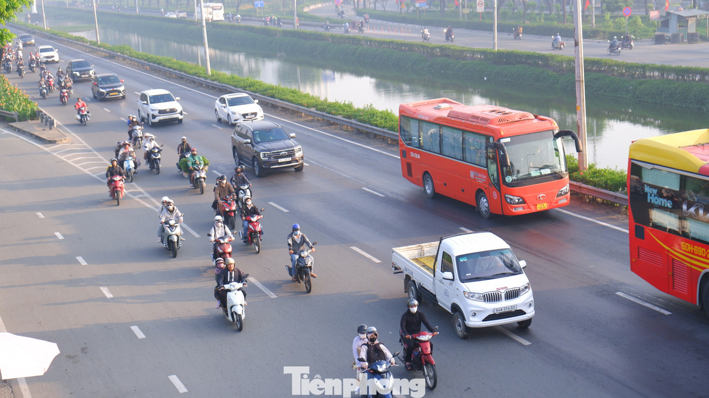 Người d&acirc;n lỉnh kỉnh đồ đạc rời TPHCM trong ng&agrave;y đầu năm mới- Ảnh 12.