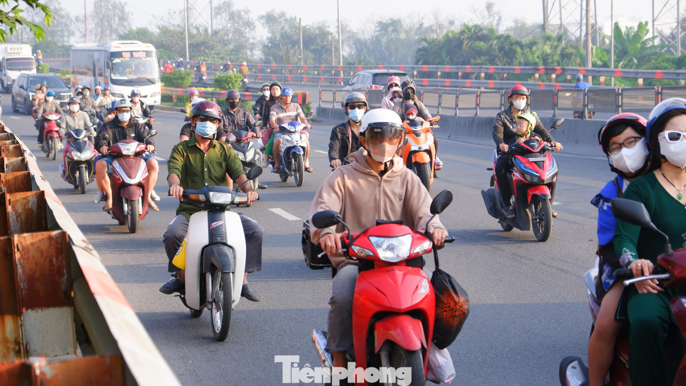 Người d&acirc;n lỉnh kỉnh đồ đạc rời TPHCM trong ng&agrave;y đầu năm mới- Ảnh 18.