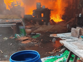 Xưởng gỗ TPHCM bốc cháy ngùn ngụt giữa trưa Tết Dương lịch- Ảnh 1. Xưởng gỗ TPHCM bốc cháy ngùn ngụt giữa trưa Tết Dương lịch- Ảnh 1.