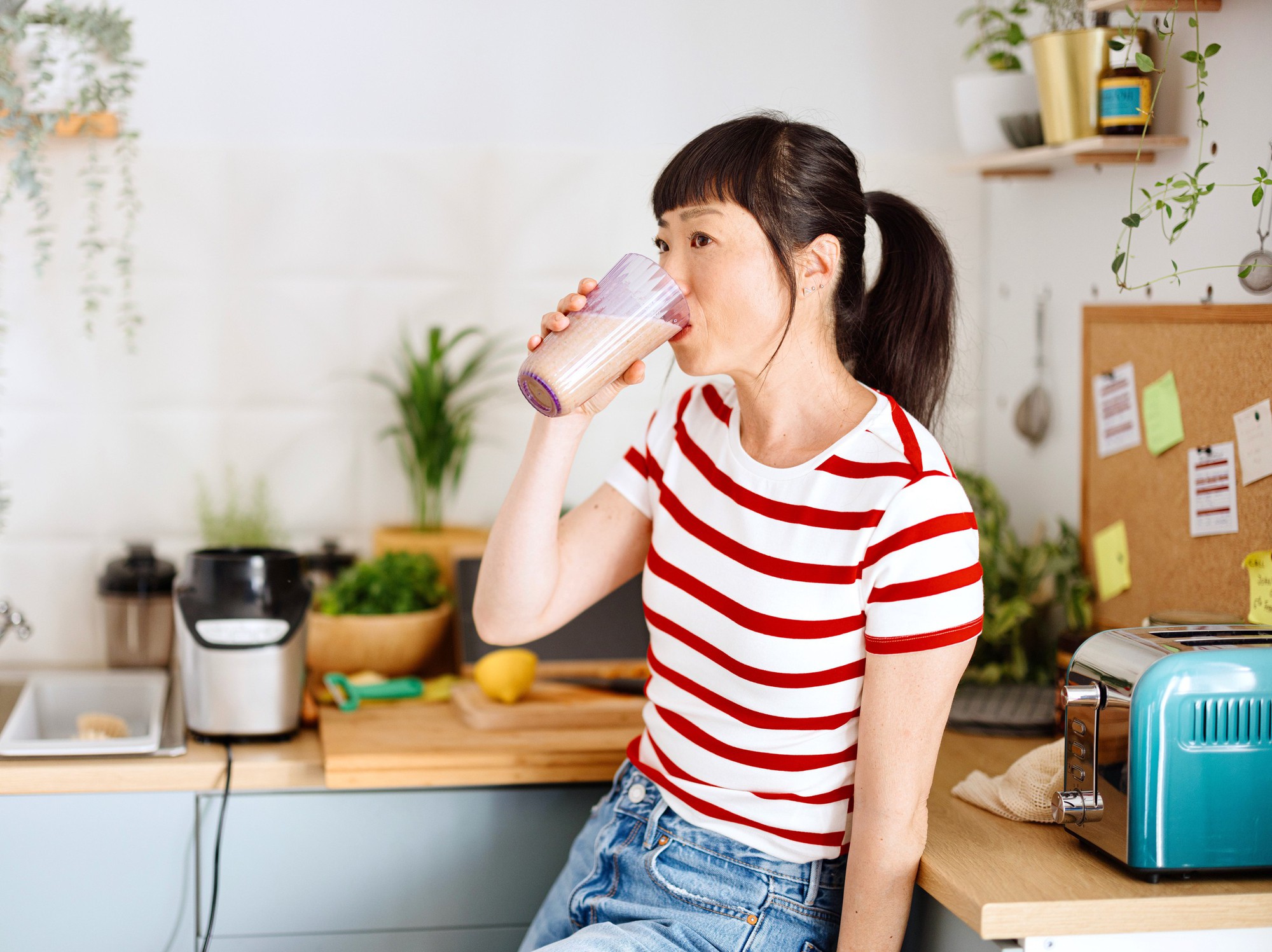 Kh&ocirc;ng phải s&aacute;ng hay tối, đ&acirc;y mới l&agrave; c&aacute;ch uống collagen gi&uacute;p l&agrave;n da v&agrave; xương khớp của bạn hưởng lợi nhiều nhất- Ảnh 1.