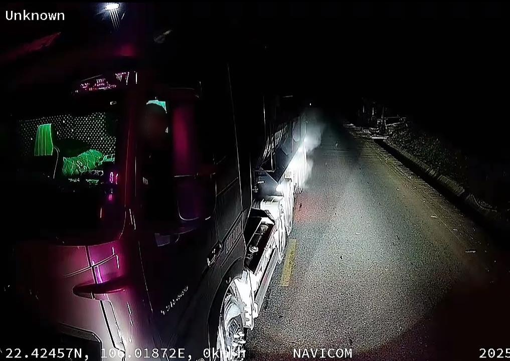 Nữ TikToker l&aacute;i container, chặn đầu xe kh&aacute;c v&igrave; nghi bị tr&ecirc;u ghẹo: C&ocirc;ng an v&agrave;o cuộc, h&eacute; lộ mức h&igrave;nh phạt- Ảnh 1.