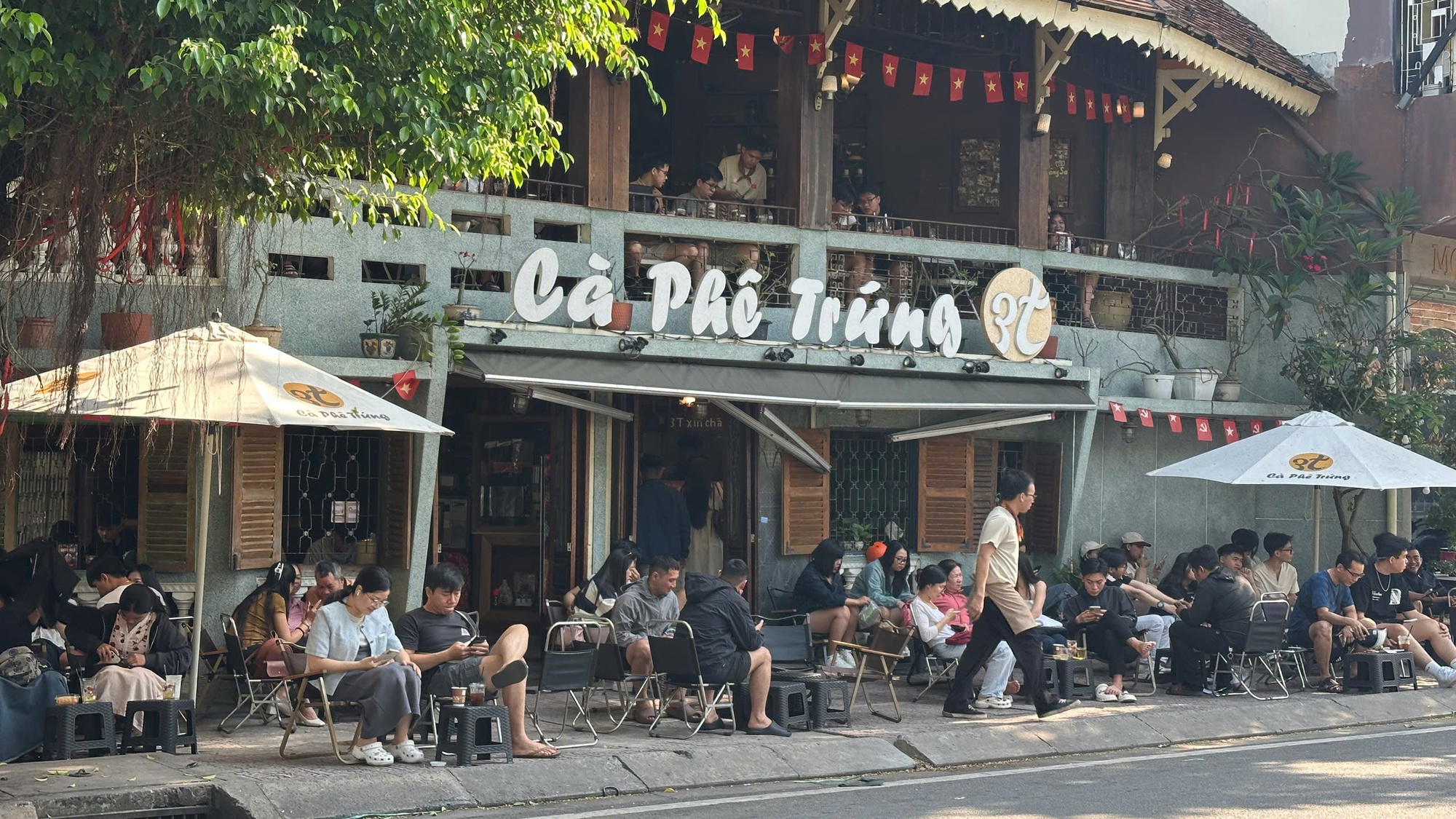 Đ&oacute;n đầu năm mới tại TP.HCM: N&agrave;ng thơ x&uacute;ng x&iacute;nh &aacute;o d&agrave;i k&iacute;n lối Dinh Độc Lập, c&agrave; ph&ecirc; đắt kh&aacute;ch hết sạch chỗ ngồi- Ảnh 29.