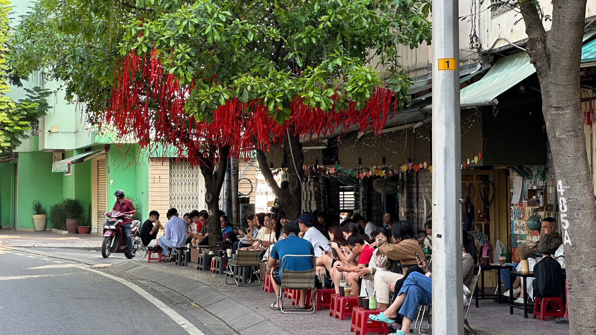 Đ&oacute;n đầu năm mới tại TP.HCM: N&agrave;ng thơ x&uacute;ng x&iacute;nh &aacute;o d&agrave;i k&iacute;n lối Dinh Độc Lập, c&agrave; ph&ecirc; đắt kh&aacute;ch hết sạch chỗ ngồi- Ảnh 28.