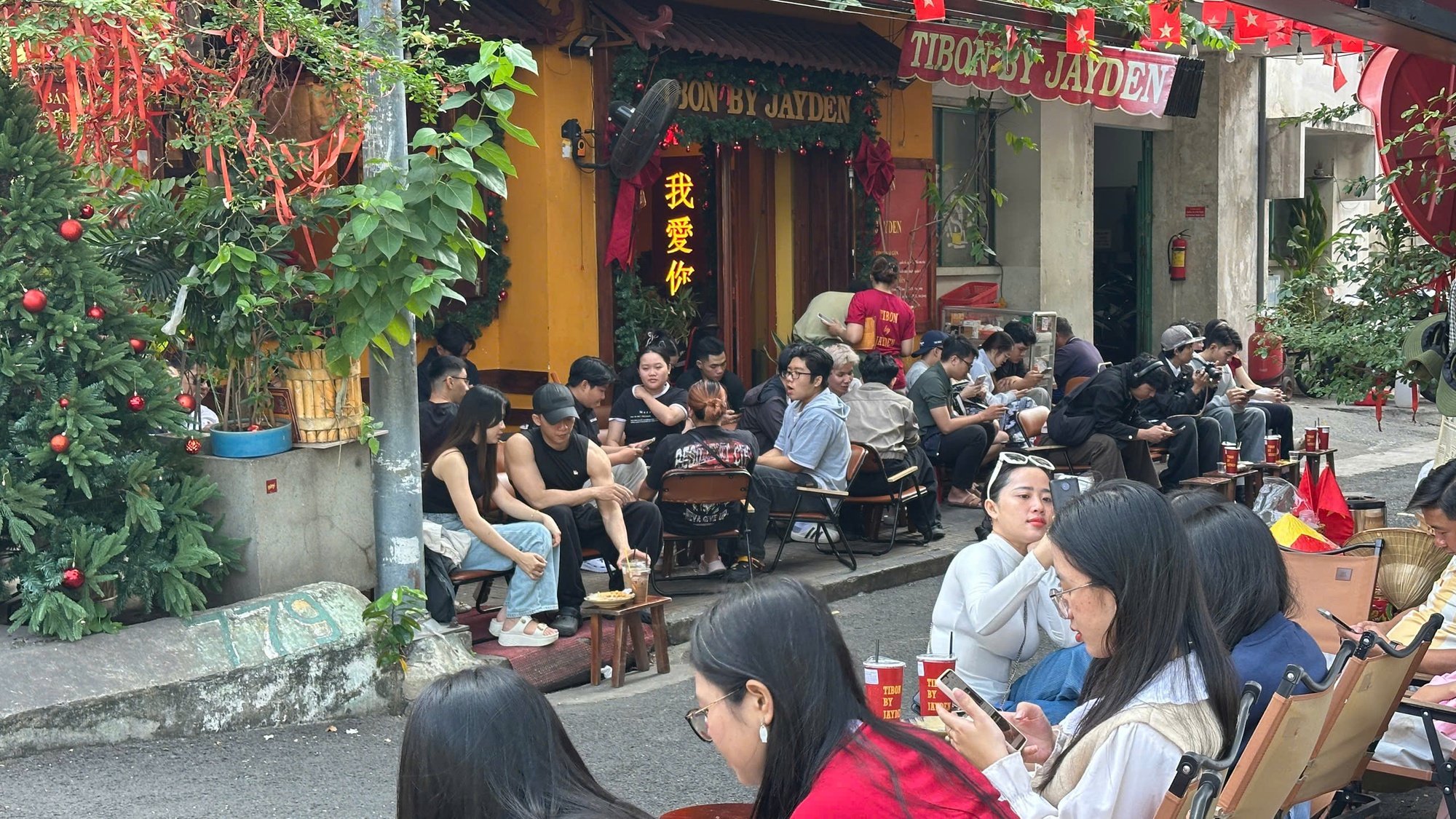 Đ&oacute;n đầu năm mới tại TP.HCM: N&agrave;ng thơ x&uacute;ng x&iacute;nh &aacute;o d&agrave;i k&iacute;n lối Dinh Độc Lập, c&agrave; ph&ecirc; đắt kh&aacute;ch hết sạch chỗ ngồi- Ảnh 30.