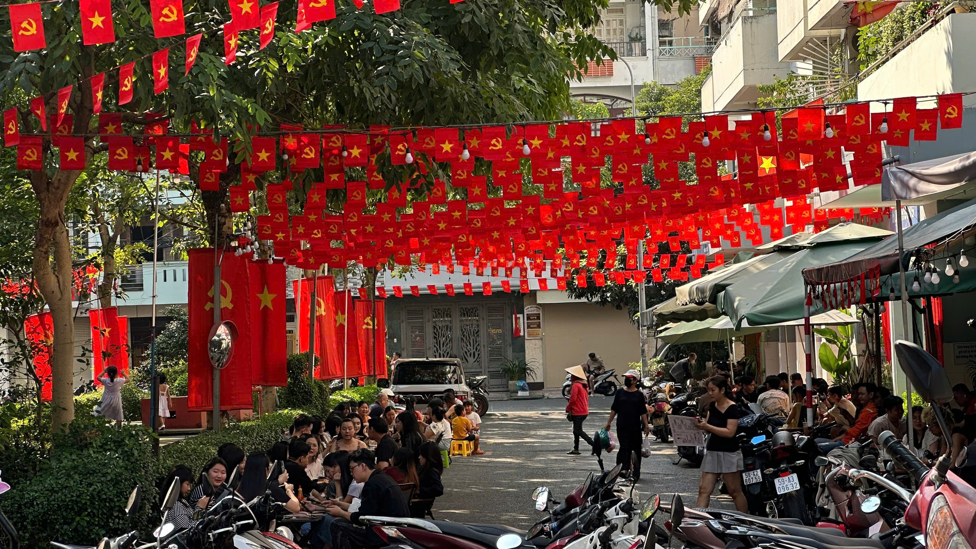 Đ&oacute;n đầu năm mới tại TP.HCM: N&agrave;ng thơ x&uacute;ng x&iacute;nh &aacute;o d&agrave;i k&iacute;n lối Dinh Độc Lập, c&agrave; ph&ecirc; đắt kh&aacute;ch hết sạch chỗ ngồi- Ảnh 31.