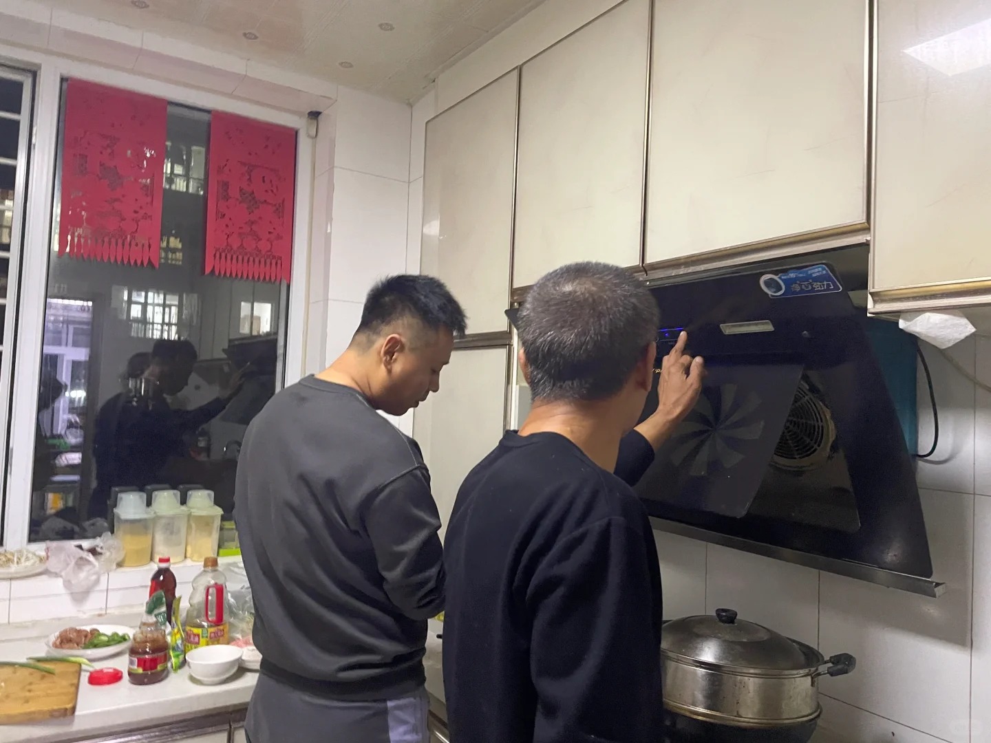 Bức ảnh giường ngủ của bố chồng 45 tuổi khiến t&ocirc;i phải "trốn Tết qu&ecirc; nội"- Ảnh 1.