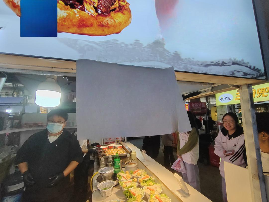 Cảnh tượng lạ l&ugrave;ng: Cả khu phố d&ugrave;ng chung một 1 QR thanh to&aacute;n, kh&aacute;ch k&eacute;o đến nườm nượp nhưng tiền kh&ocirc;ng về t&agrave;i khoản chủ qu&aacute;n- Ảnh 2.