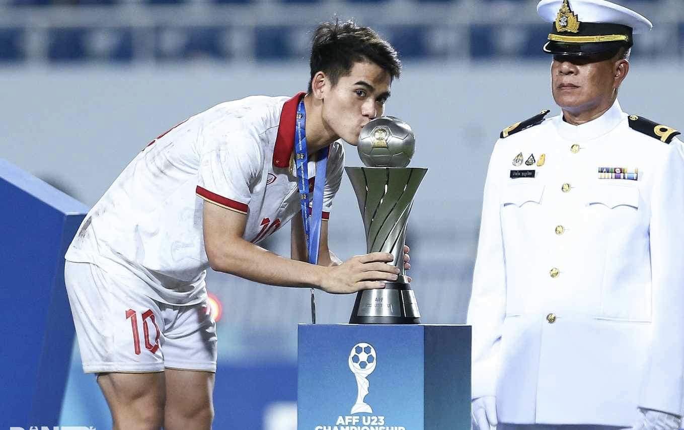 Profile đội trưởng U23 Việt Nam g&acirc;y sốt U23 ch&acirc;u &Aacute;: V&agrave;o s&acirc;n ghi b&agrave;n lạnh l&ugrave;ng, ngo&agrave;i đời l&agrave; 