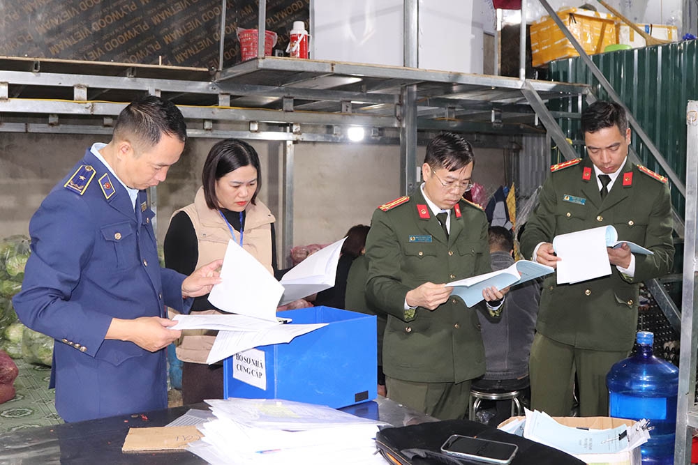 R&ugrave;ng m&igrave;nh kho thực phẩm bẩn ng&agrave;y cận Tết: Thịt lợn, nội tạng nhiễm dịch tả lợn ch&acirc;u Phi, ti&ecirc;u hủy hơn 1,3 tấn- Ảnh 1.