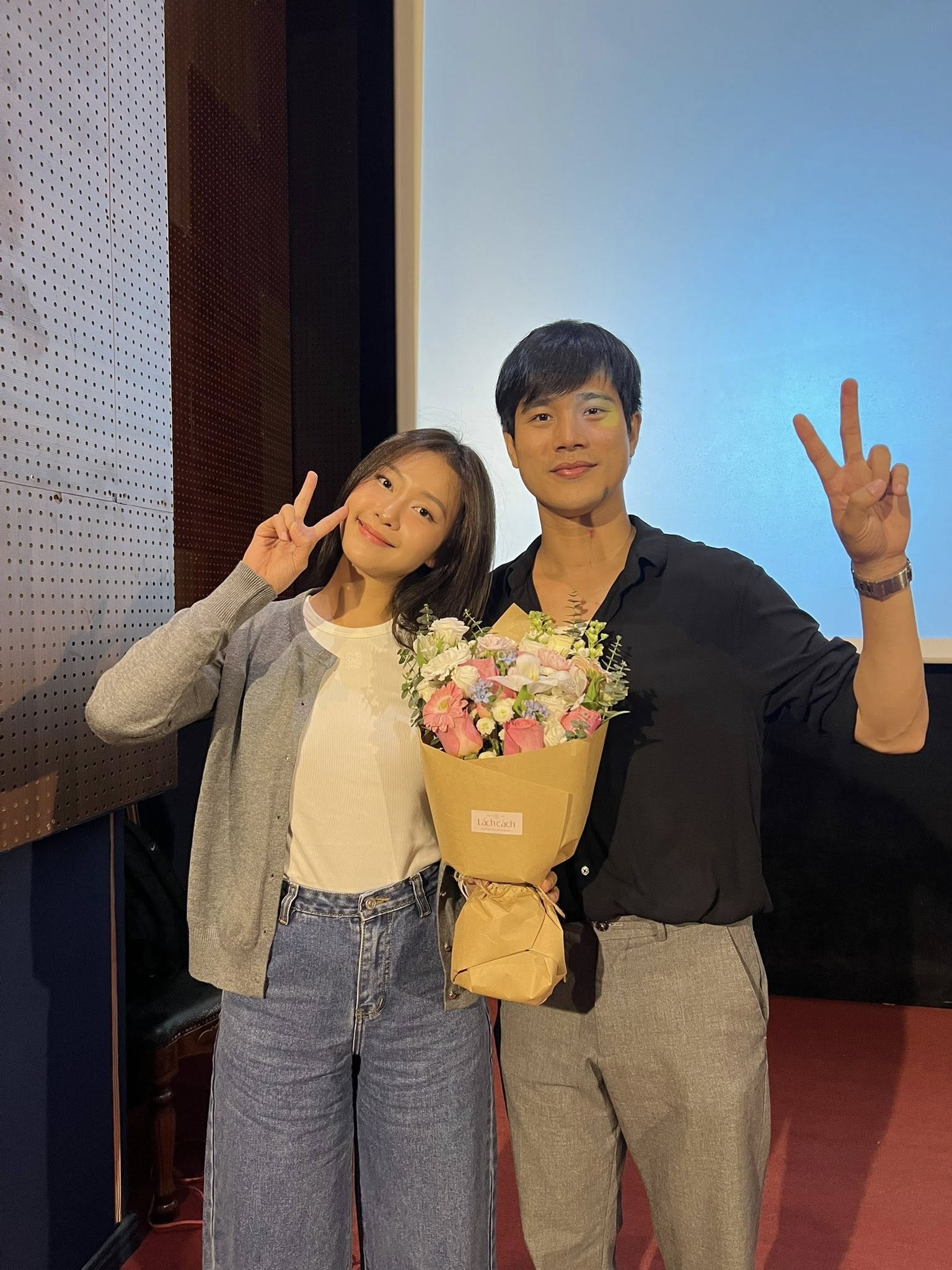 "Tóm dính" Khả Ngân tình tứ đi xem kịch với trai lạ, còn công khai khoác tay cười nói rộn ràng giữa đêm khuya- Ảnh 4.