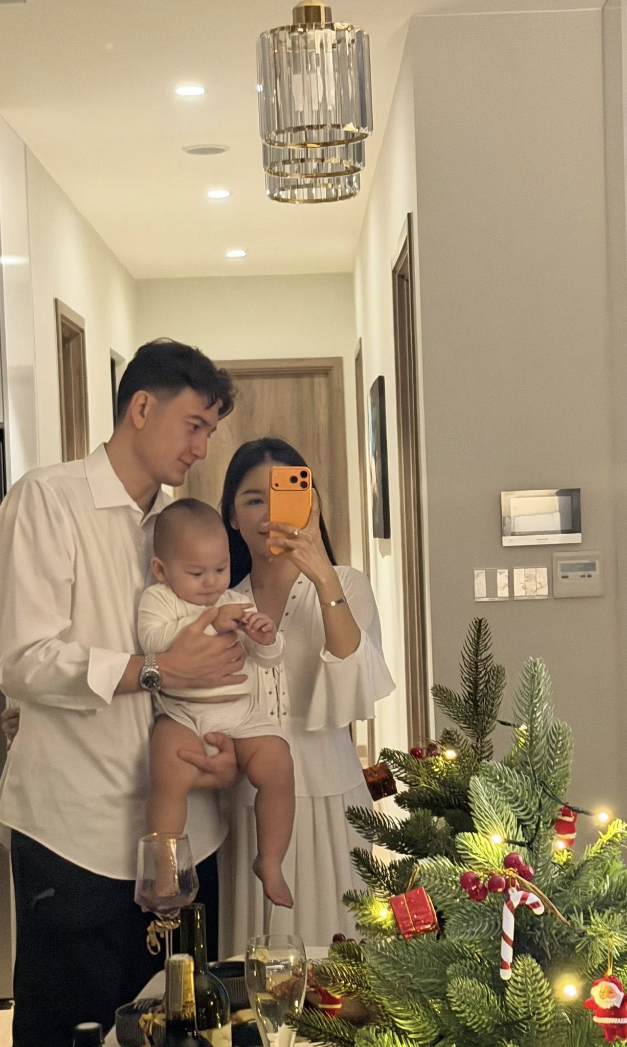 Yến Xu&acirc;n bế con đến s&acirc;n bay đ&oacute;n L&acirc;m T&acirc;y, đo&agrave;n tụ sau drama bỏ 2 triệu thu&ecirc; dọn nh&agrave; đ&oacute;n tết nhận kết 