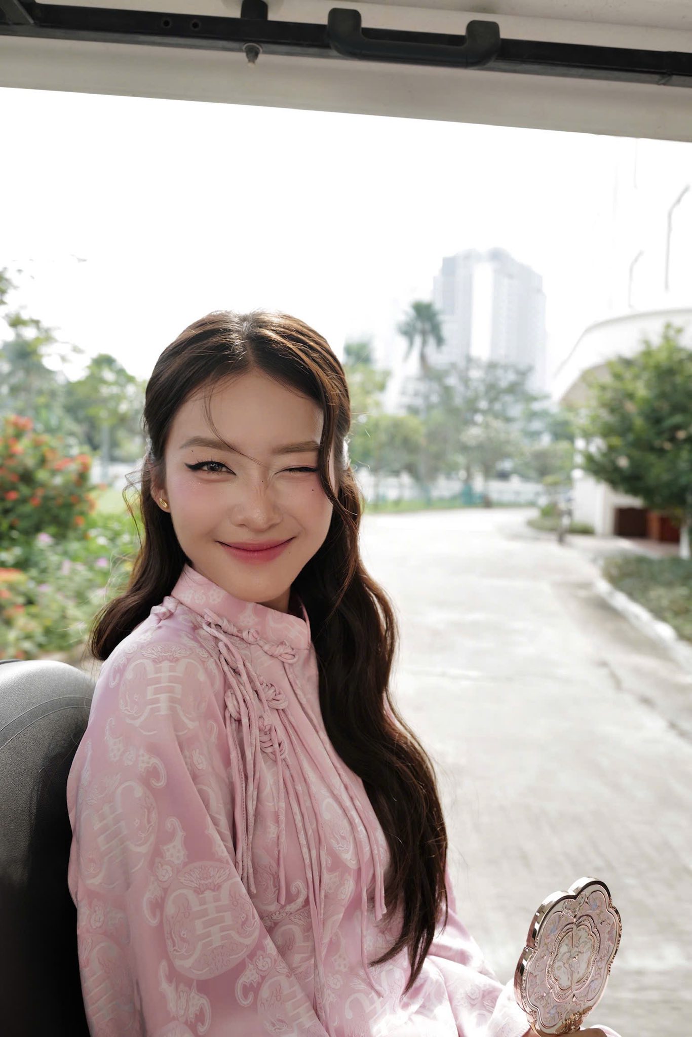 "Tóm dính" Khả Ngân tình tứ đi xem kịch với trai lạ, còn công khai khoác tay cười nói rộn ràng giữa đêm khuya- Ảnh 7.