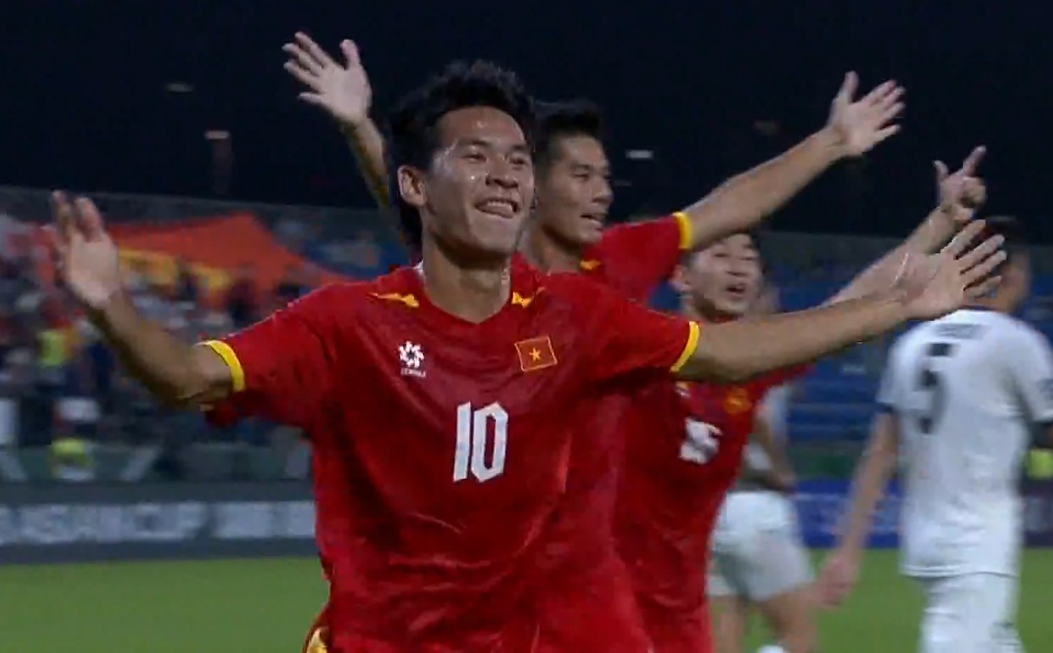 Nổi da g&agrave; khoảnh khắc L&ecirc; Văn Thuận U23 Việt Nam "x&eacute; lưới" Kyrgyzstan, Lamine Yamal Thanh Ho&aacute; chất lừ!- Ảnh 1.