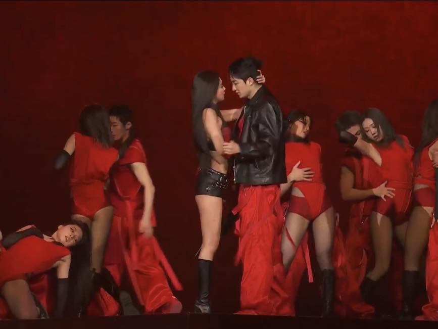 Jennie đốt mắt ở &ldquo;Grammy H&agrave;n Quốc&rdquo;, hở bạo tương t&aacute;c th&acirc;n mật với vũ c&ocirc;ng nam kh&ocirc;ng sợ thứ g&igrave;- Ảnh 3.