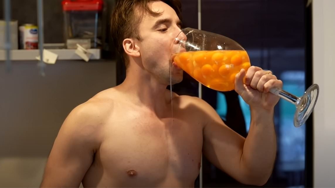 Ch&agrave;ng trai l&agrave;m thử th&aacute;ch 