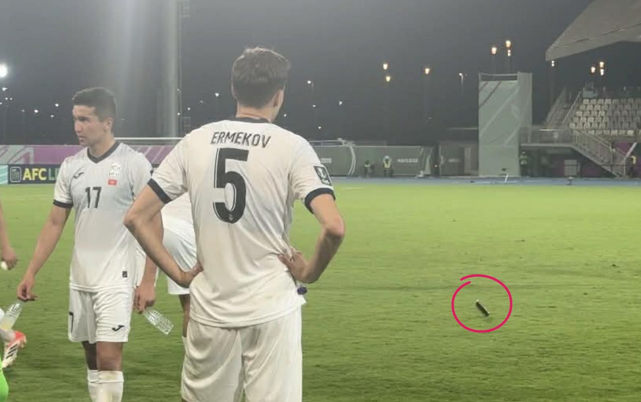 Cầu thủ U23 Kyrgyzstan tức giận n&eacute;m cả iPhone 17 sau trận thua U23 Việt Nam- Ảnh 1.