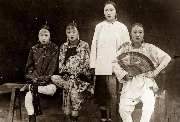 Ảnh hiếm cuối nh&agrave; Thanh: Tuyển t&uacute; v&agrave;o ho&agrave;ng cung kh&ocirc;ng như phim, thiếu nữ miền nam g&acirc;y ch&uacute; &yacute;- Ảnh 2.