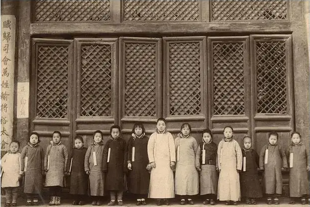 Ảnh hiếm cuối nh&agrave; Thanh: Tuyển t&uacute; v&agrave;o ho&agrave;ng cung kh&ocirc;ng như phim, thiếu nữ miền nam g&acirc;y ch&uacute; &yacute;- Ảnh 3.