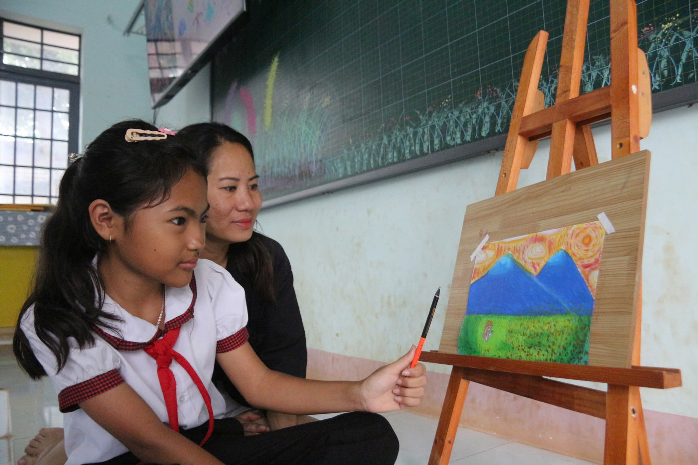 C&ocirc; b&eacute; c&oacute; đ&ocirc;i mắt "&acirc;m dương" kỳ lạ ở T&acirc;y Nguy&ecirc;n- Ảnh 4.