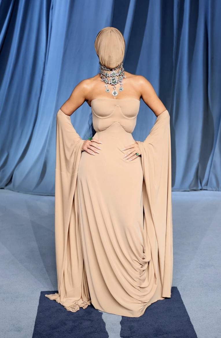 Jennie mặc thiết kế từng đẩy Kim Kardashian v&agrave;o b&atilde;o tranh c&atilde;i: Jennie win chặt!- Ảnh 8.