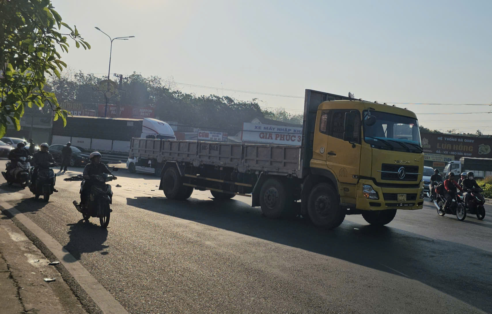 Tai nạn nghi&ecirc;m trọng, đ&ocirc;i nam nữ c&ocirc;ng nh&acirc;n ở TPHCM gặp nạn tr&ecirc;n đường v&agrave;o nh&agrave; m&aacute;y- Ảnh 2.