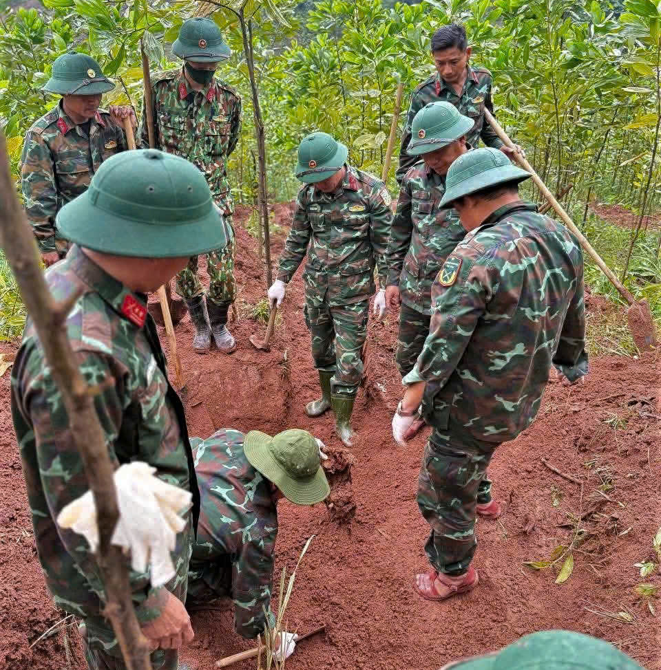 X&uacute;c động h&igrave;nh ảnh di vật vừa được t&igrave;m thấy c&ugrave;ng 2 h&agrave;i cốt liệt sĩ- Ảnh 1.