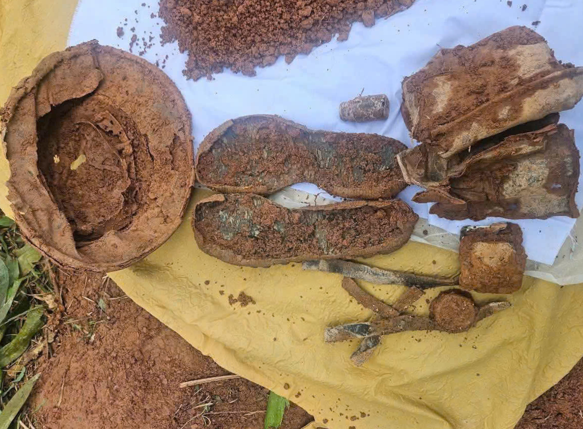 X&uacute;c động h&igrave;nh ảnh di vật vừa được t&igrave;m thấy c&ugrave;ng 2 h&agrave;i cốt liệt sĩ- Ảnh 2.