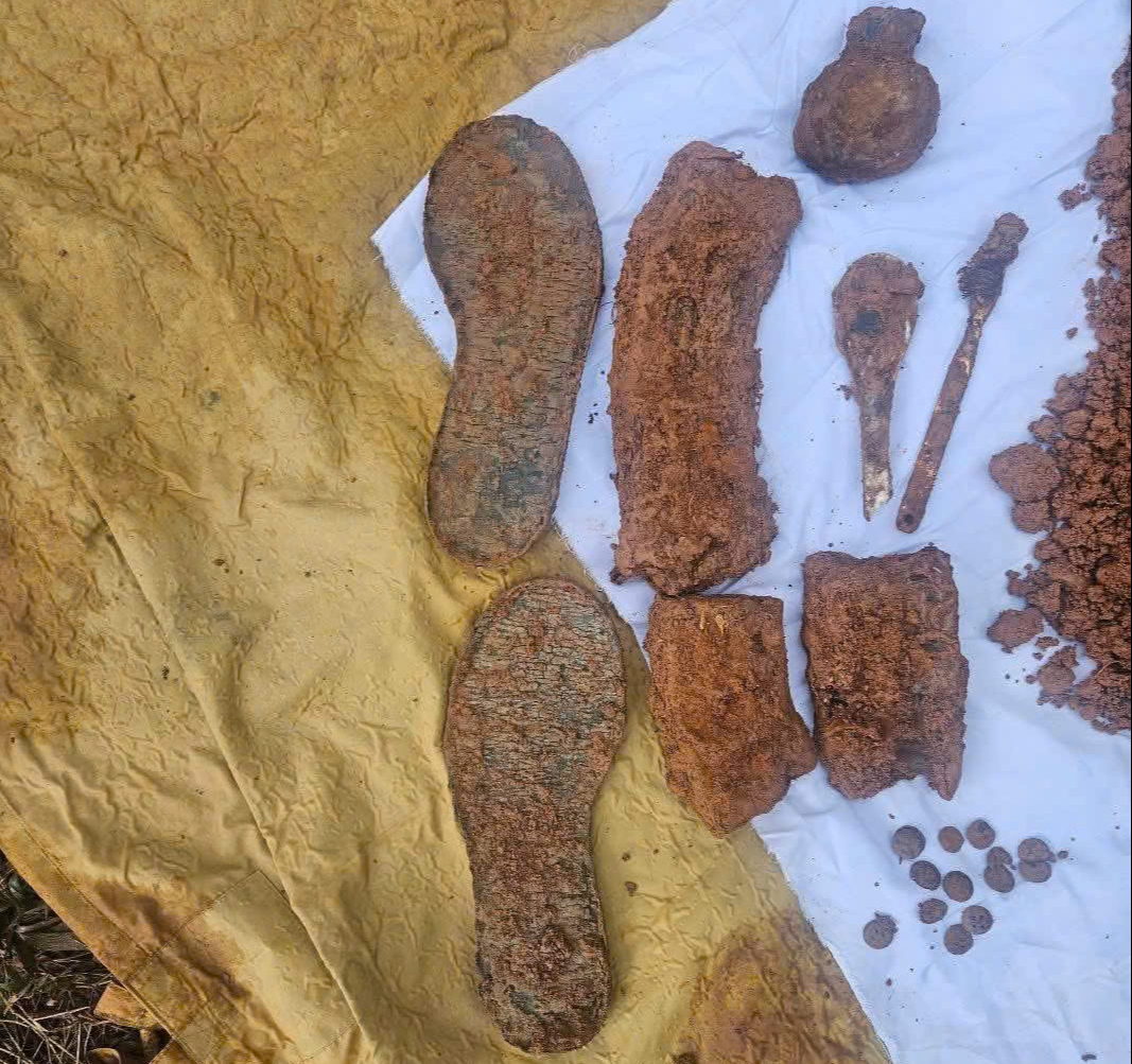 X&uacute;c động h&igrave;nh ảnh di vật vừa được t&igrave;m thấy c&ugrave;ng 2 h&agrave;i cốt liệt sĩ- Ảnh 3.