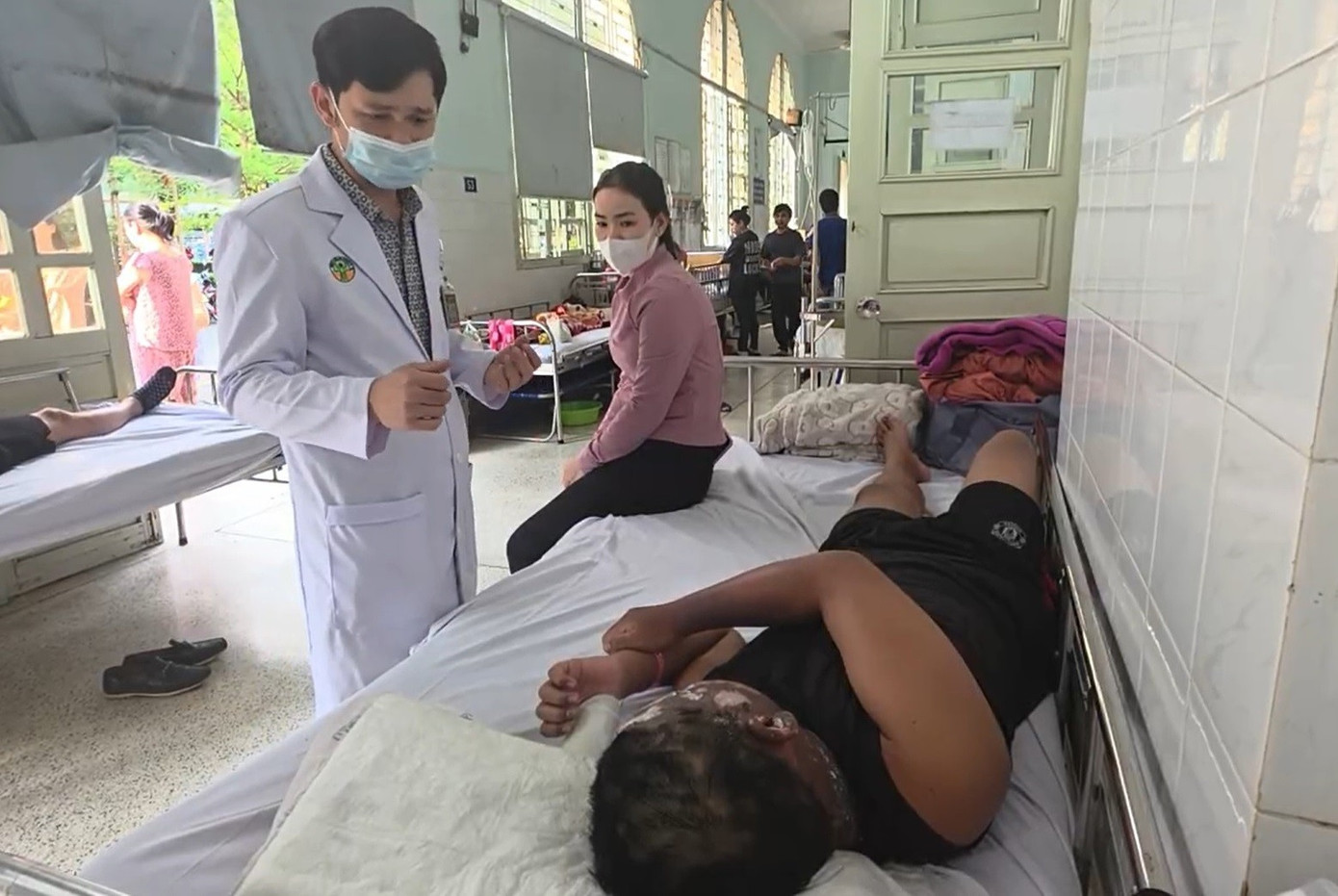 Chơi ph&aacute;o nổ, b&eacute; trai bị tai nạn ch&aacute;y đen khu&ocirc;n mặt- Ảnh 2.