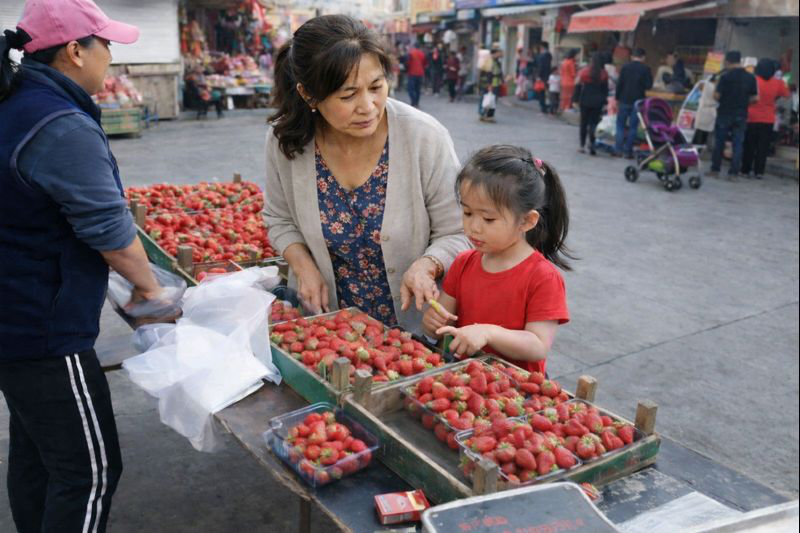 Ch&aacute;u g&aacute;i 5 tuổi ki&ecirc;n quyết ngăn b&agrave; ngoại mua d&acirc;u t&acirc;y, l&yacute; do khiến người b&agrave; hốt hoảng: Thật sự qu&aacute; đ&aacute;ng!- Ảnh 1.