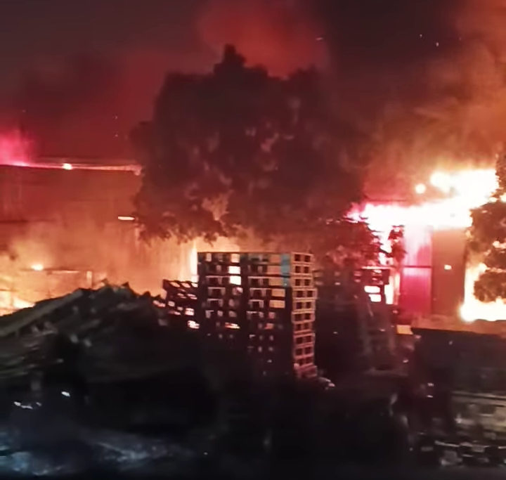 Kh&oacute;i lửa cuồn cuộn bao tr&ugrave;m xưởng gỗ gần ga Lạc Đạo, Hưng Y&ecirc;n- Ảnh 2.