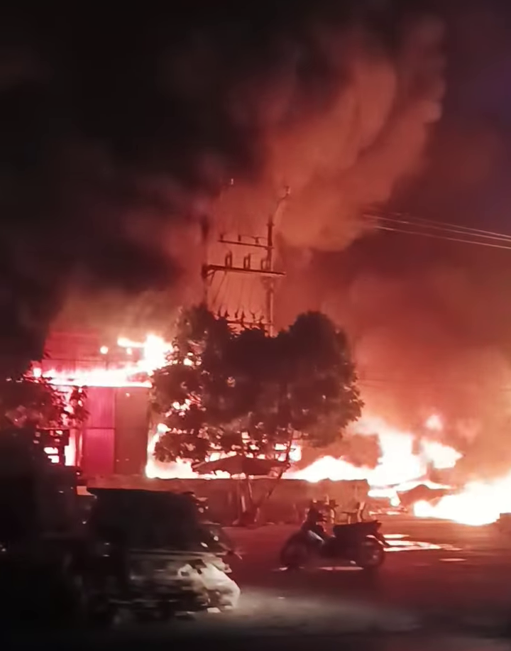 Kh&oacute;i lửa cuồn cuộn bao tr&ugrave;m xưởng gỗ gần ga Lạc Đạo, Hưng Y&ecirc;n- Ảnh 3.