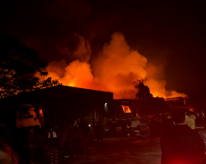 Kh&oacute;i lửa cuồn cuộn bao tr&ugrave;m xưởng gỗ gần ga Lạc Đạo, Hưng Y&ecirc;n- Ảnh 1.