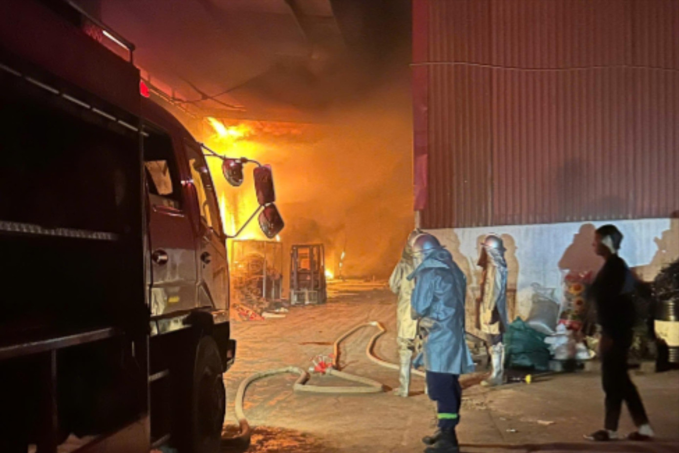 Lửa bao tr&ugrave;m nh&agrave; xưởng sản xuất ở H&agrave; Nội- Ảnh 1.