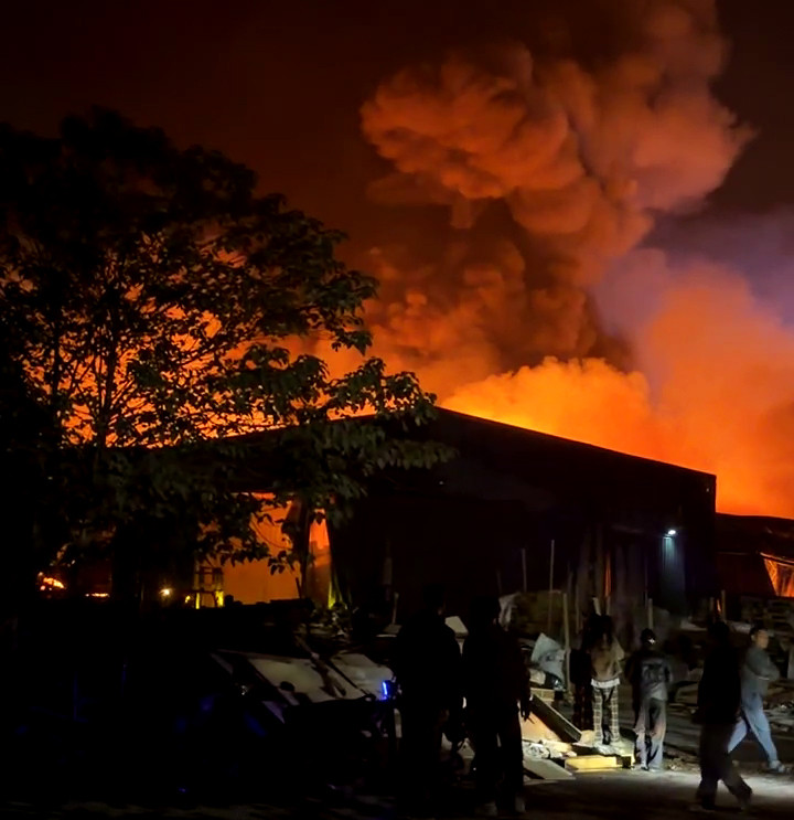 Kh&oacute;i lửa cuồn cuộn bao tr&ugrave;m xưởng gỗ gần ga Lạc Đạo, Hưng Y&ecirc;n- Ảnh 6.