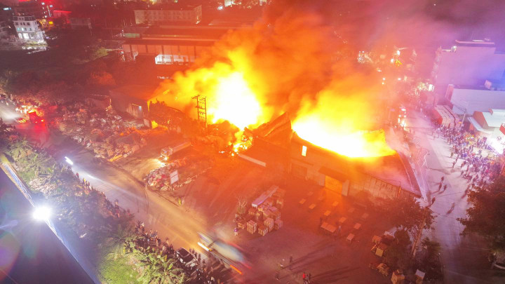 Kh&oacute;i lửa cuồn cuộn bao tr&ugrave;m xưởng gỗ gần ga Lạc Đạo, Hưng Y&ecirc;n- Ảnh 5.