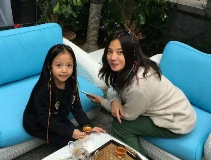 Con g&aacute;i 16 tuổi của Triệu Vy đang l&agrave;m g&igrave; với diện mạo của m&igrave;nh thế n&agrave;y?- Ảnh 4.