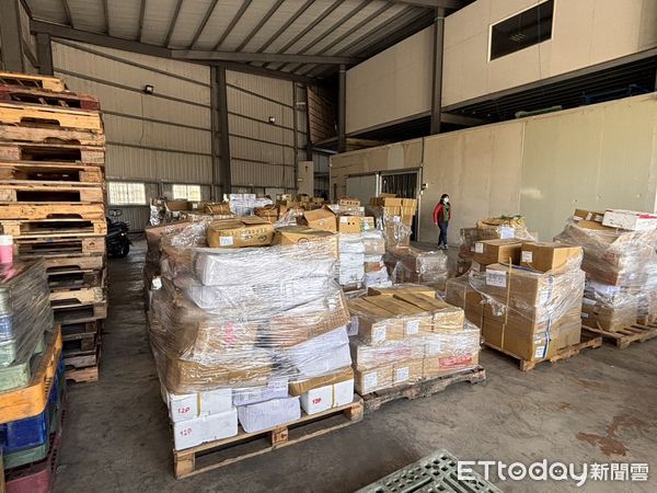 Trung Quốc: Thịt heo quá hạn 2 năm được tẩy xoá hạn dùng, bán ầm ầm 9.000 suất qua livestream, chuỗi siêu thị- Ảnh 2. Trung Quốc: Thịt heo quá hạn 2 năm được tẩy xoá hạn dùng, bán ầm ầm 9.000 suất qua livestream, chuỗi siêu thị- Ảnh 2.