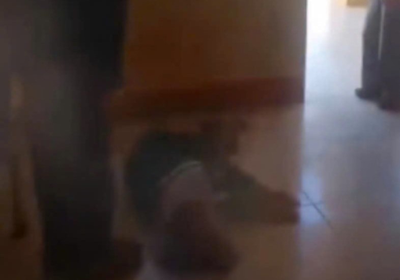 X&ocirc;n xao clip nữ sinh lớp 6 bị bạn đ&aacute;nh gục tại lớp học- Ảnh 1.